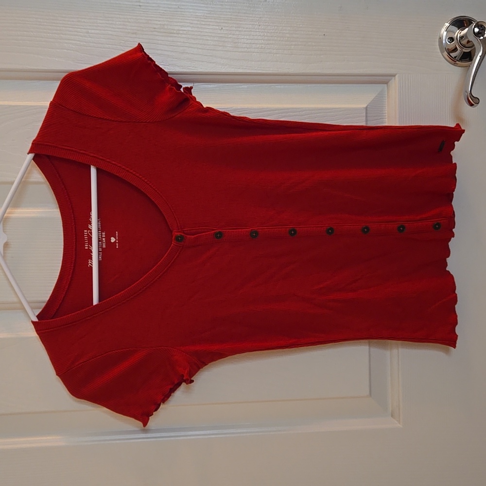 Hollister Must Have Collection Women's Shirt. Size Small. Color Red.